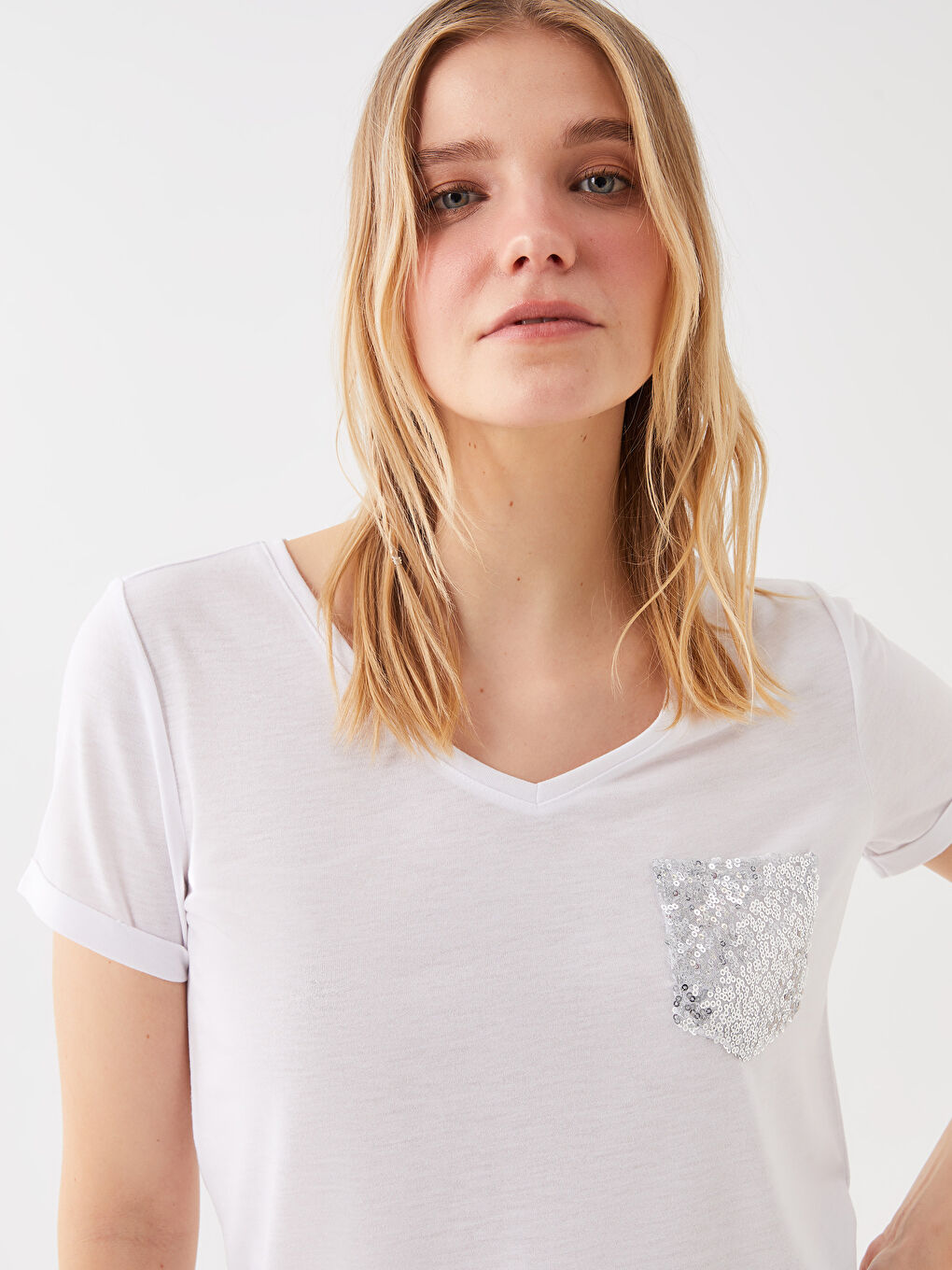 Beyaz V Yaka Pul İşlemeli Kısa Kollu Kadın Tişört-1