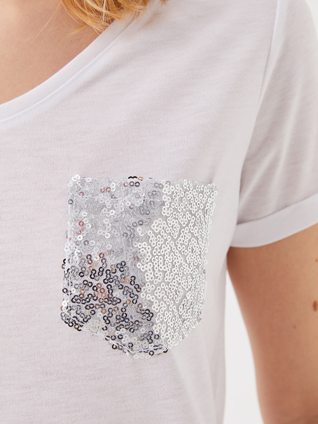 Beyaz V Yaka Pul İşlemeli Kısa Kollu Kadın Tişört-3