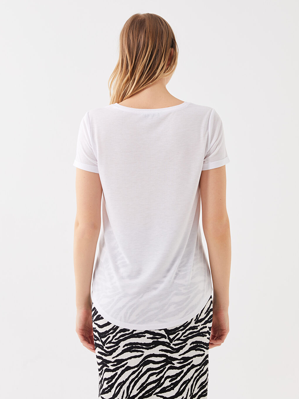 Beyaz V Yaka Pul İşlemeli Kısa Kollu Kadın Tişört-4