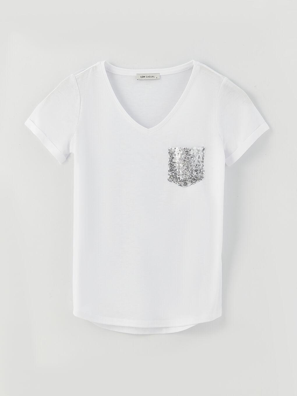 Beyaz V Yaka Pul İşlemeli Kısa Kollu Kadın Tişört-5