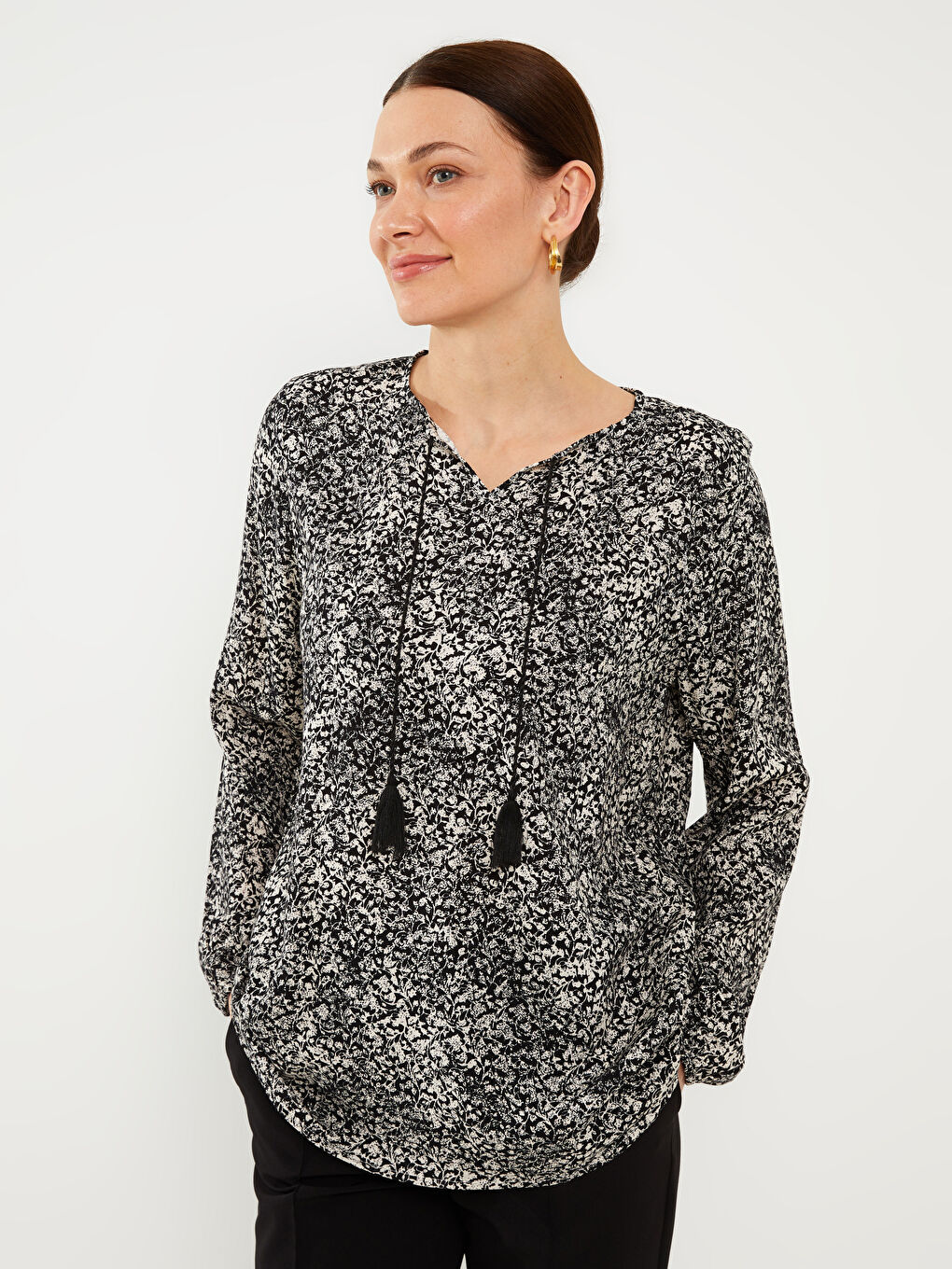 Siyah Bağlamalı Yaka Desenli Uzun Kollu Kadın Bluz