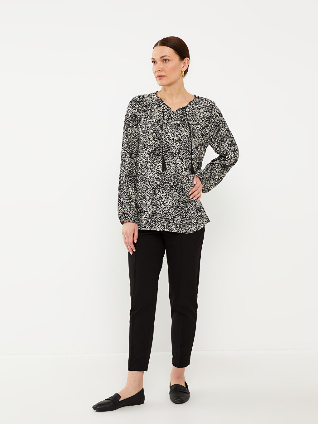 Siyah Bağlamalı Yaka Desenli Uzun Kollu Kadın Bluz-1