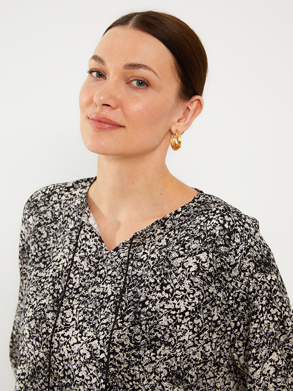 Siyah Bağlamalı Yaka Desenli Uzun Kollu Kadın Bluz-2