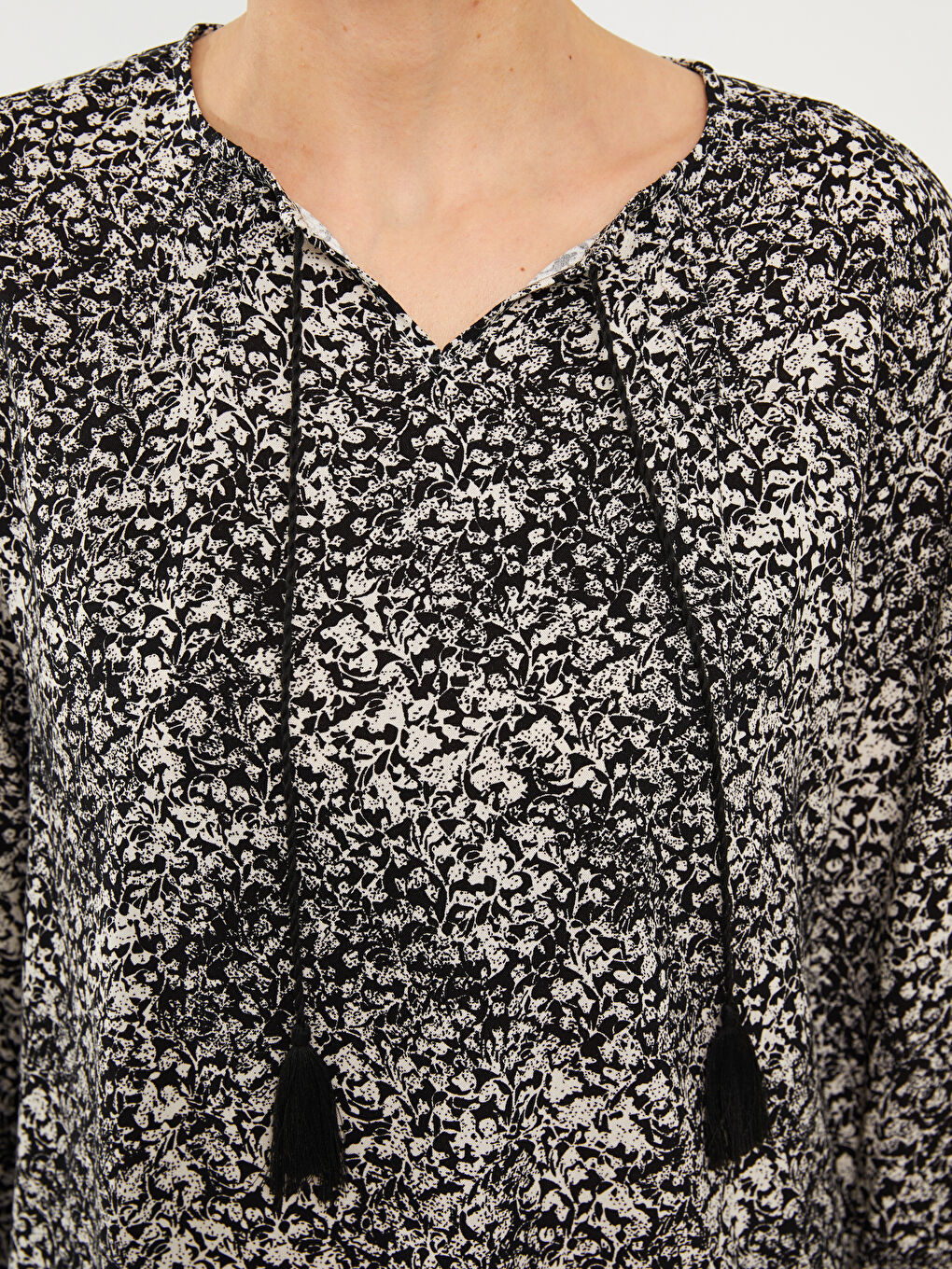 Siyah Bağlamalı Yaka Desenli Uzun Kollu Kadın Bluz-3