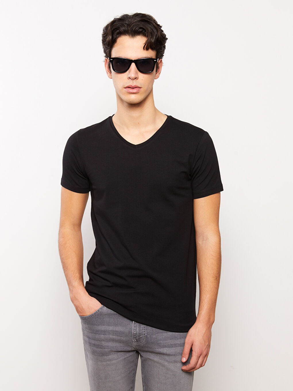 Siyah V Yaka Kısa Kollu Penye Erkek Tişört