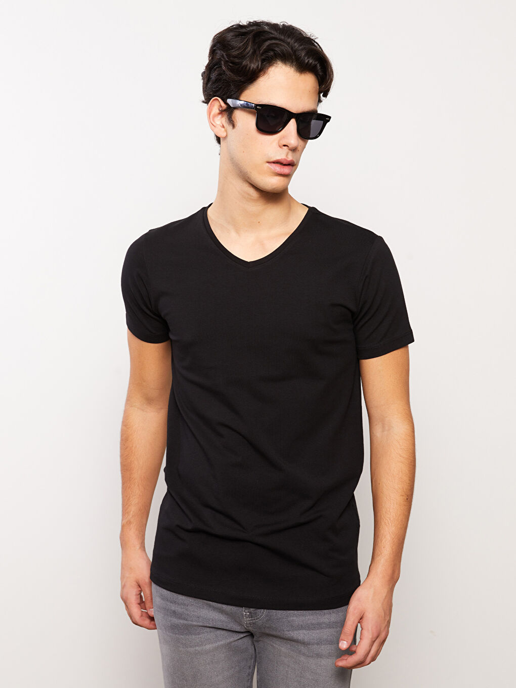 Siyah V Yaka Kısa Kollu Penye Erkek Tişört-1