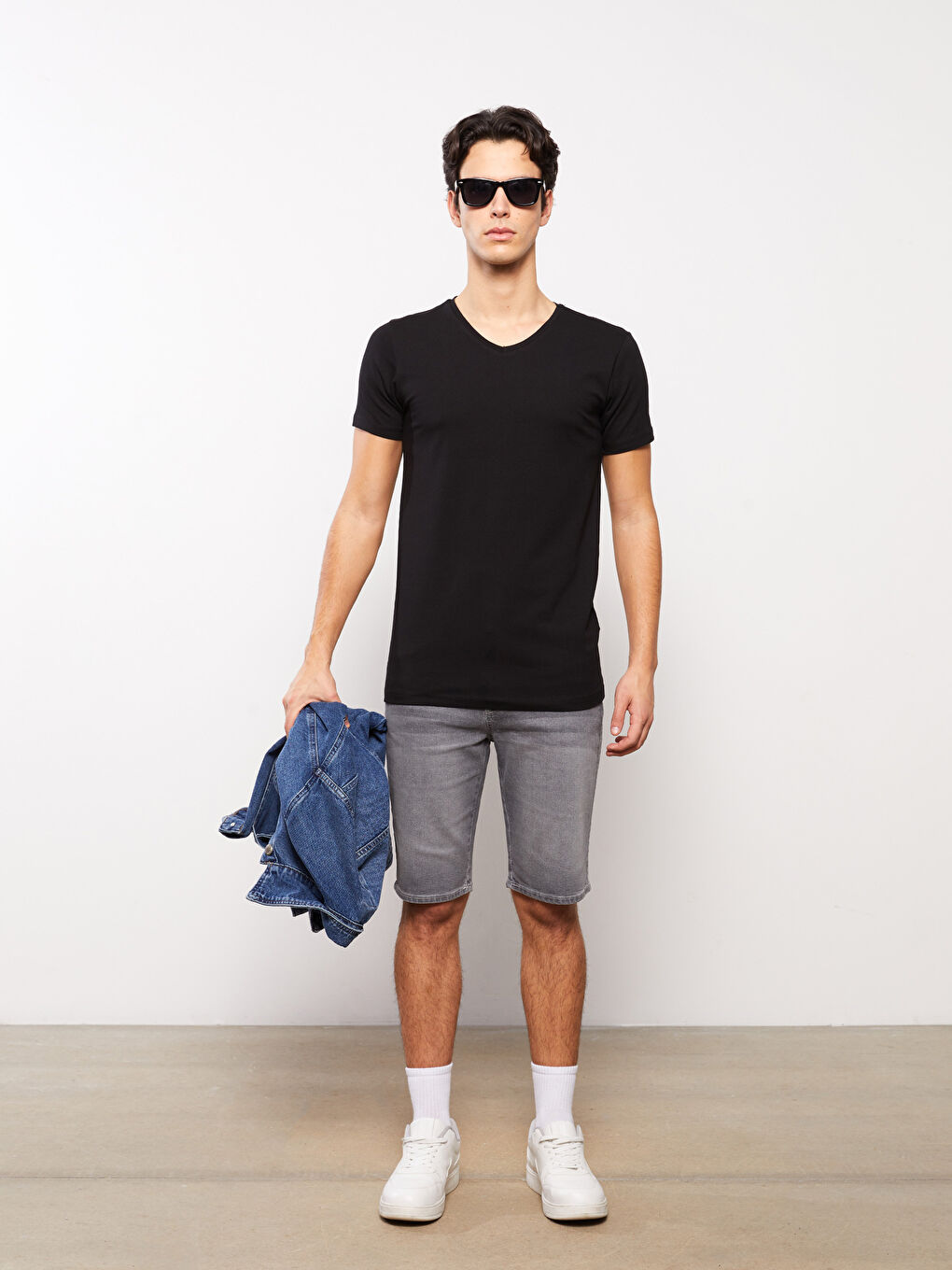 Siyah V Yaka Kısa Kollu Penye Erkek Tişört-2