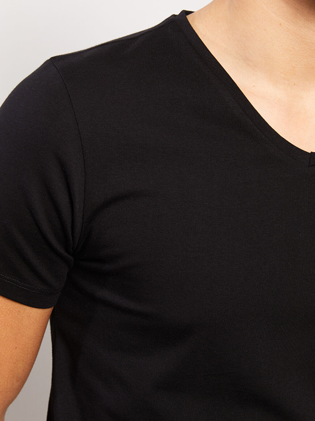 Siyah V Yaka Kısa Kollu Penye Erkek Tişört-3