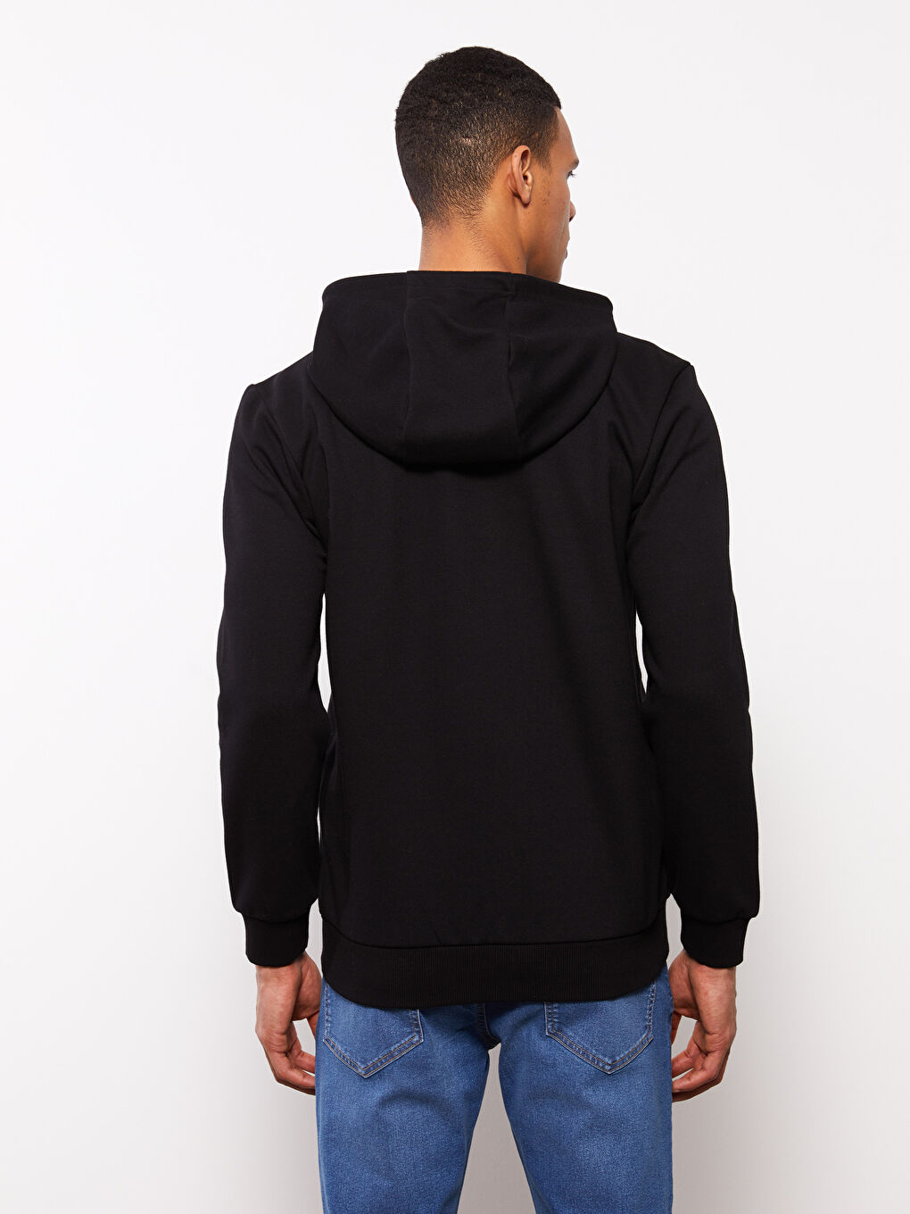 سترة رياضية طويلة الأكمام مزودة بغطاء رأس للرجال-4