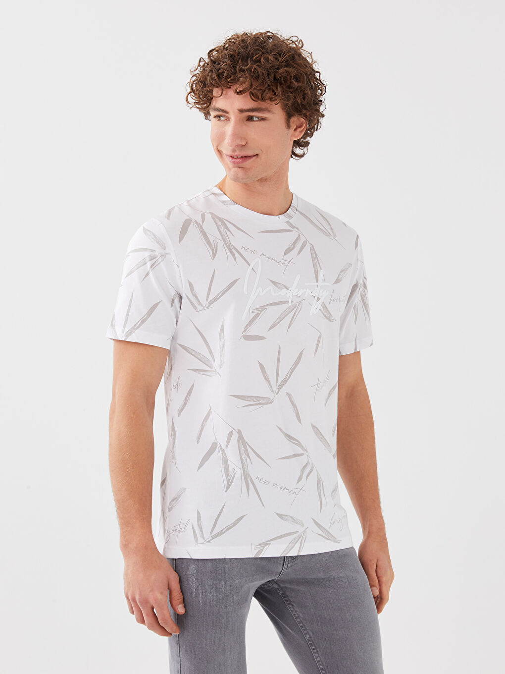 Beyaz Bisiklet Yaka Kısa Kollu Desenli Penye Erkek Tişört-1