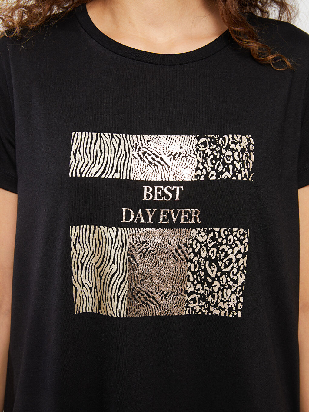 Siyah Bisiklet Yaka Baskılı Kısa Kollu Kadın Tişört-3