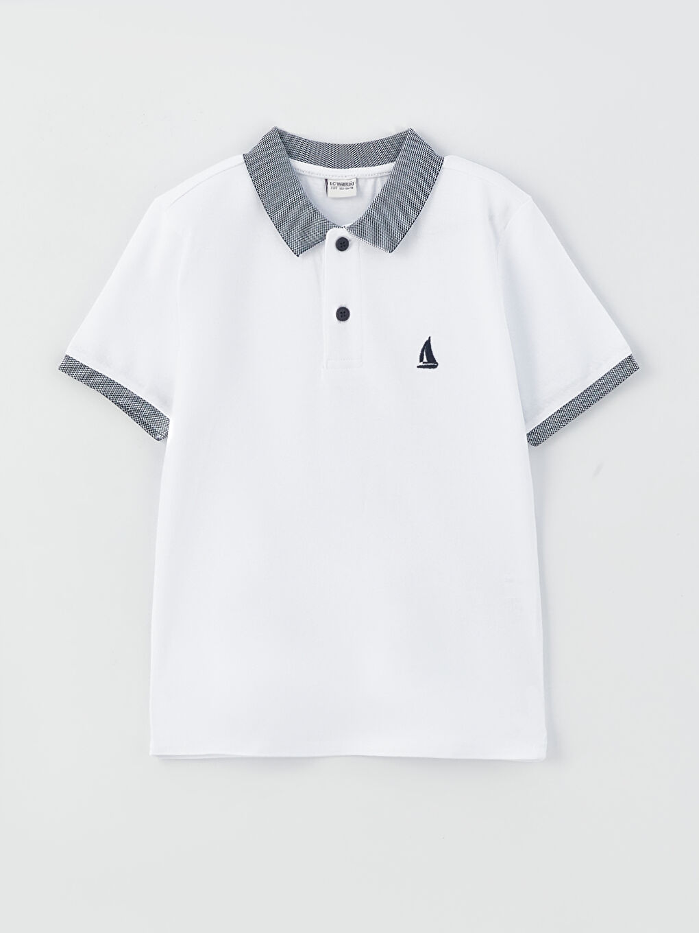 Beyaz Polo Yaka Nakış Detaylı Kısa Kollu Erkek Çocuk Tişört