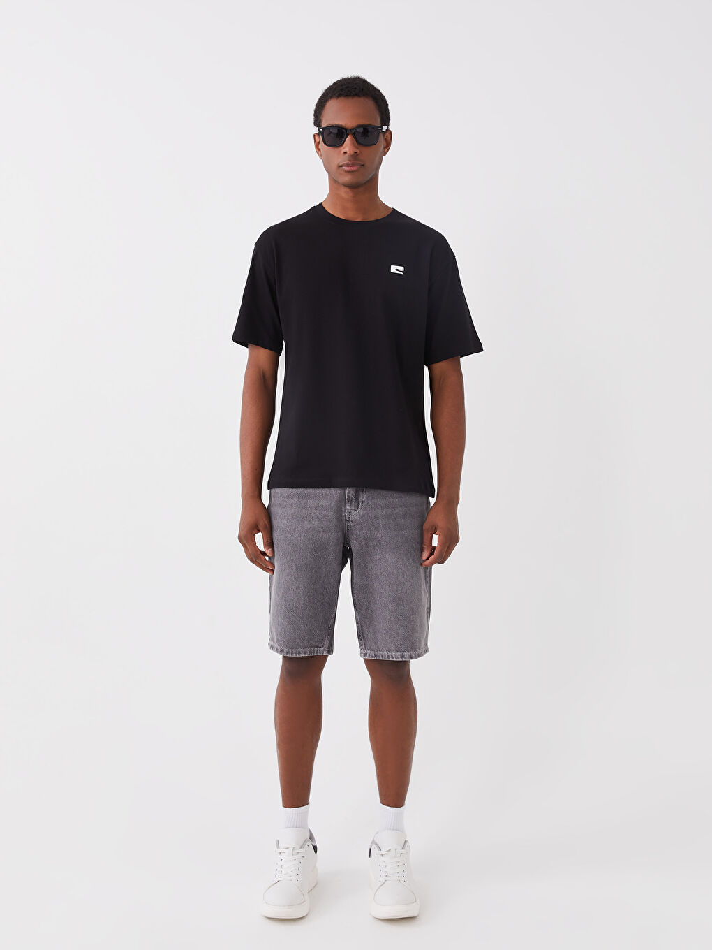 Siyah Bisiklet Yaka Kısa Kollu Erkek Tişört-2