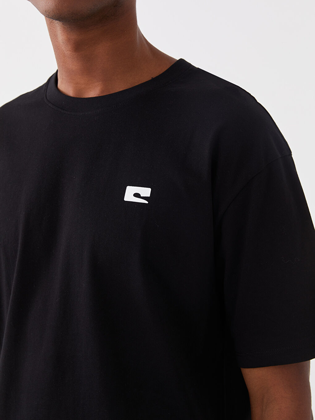 Siyah Bisiklet Yaka Kısa Kollu Erkek Tişört-3