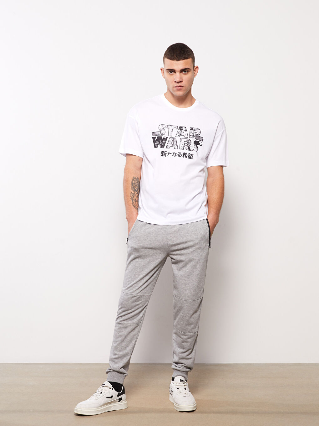 تيشيرت أوفراسايز ياقة دائرية كم قصير مطبوع جيرسي للرجال-1