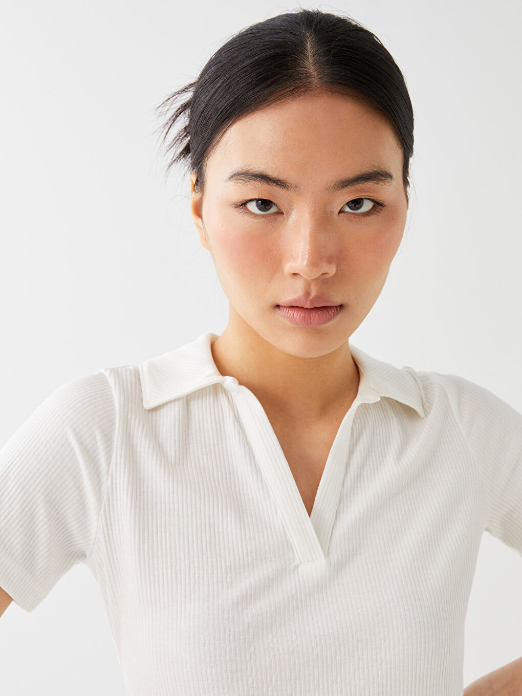 Ekru Polo Yaka Düz Kısa Kollu Kadın Tişört-3