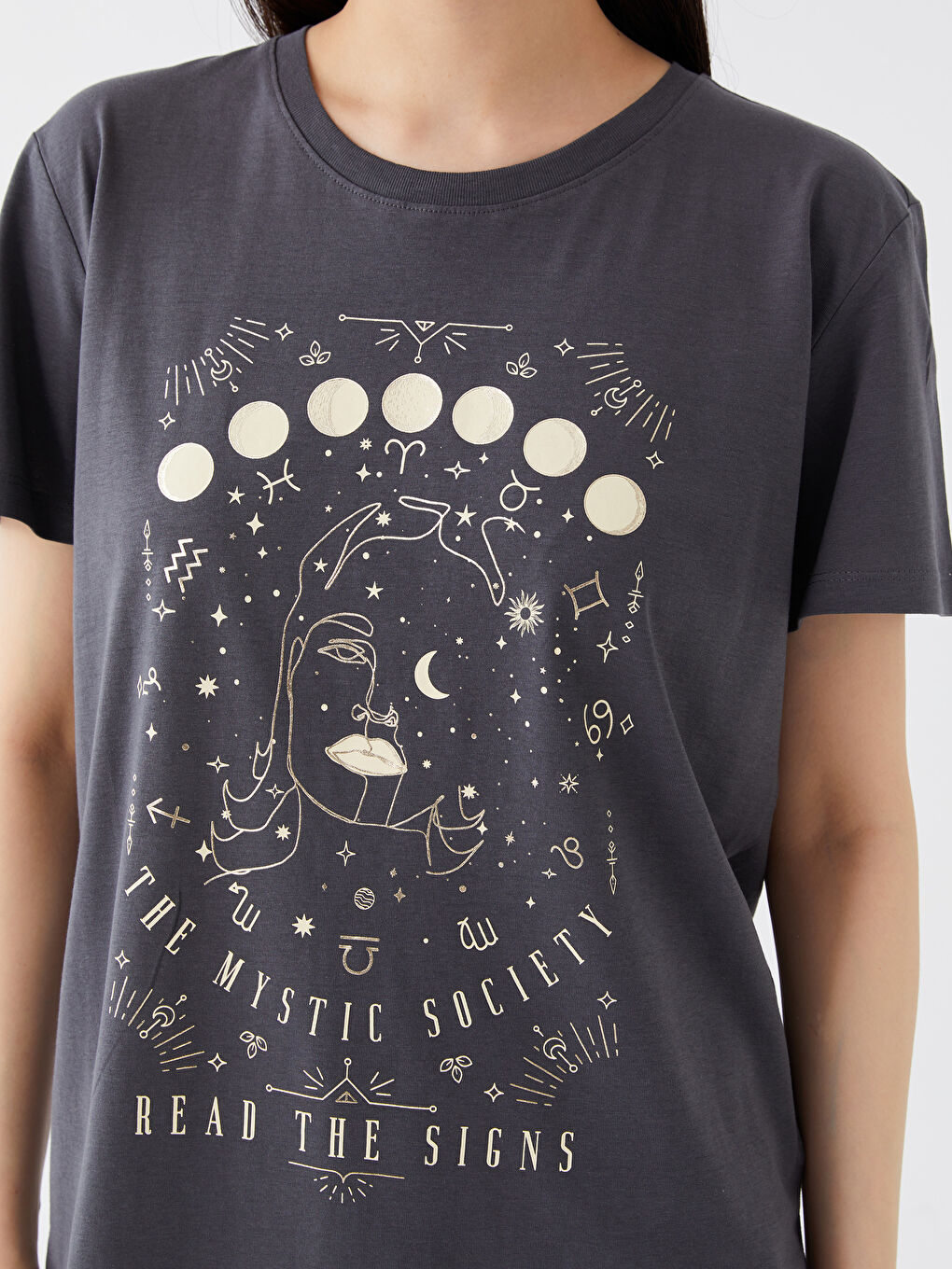 Gri Bisiklet Yaka Baskılı Kısa Kollu Kadın Tişört-3