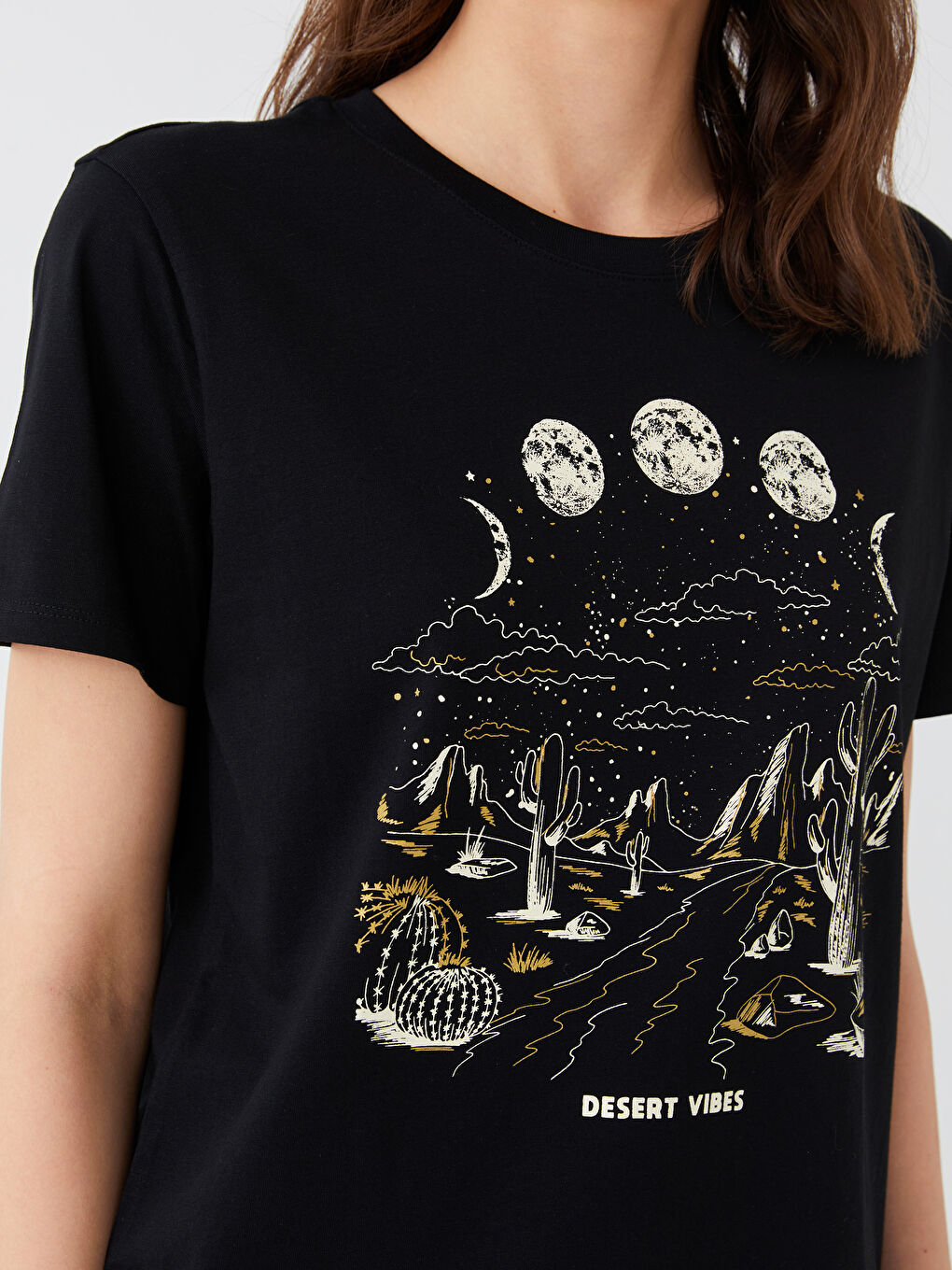 Siyah Bisiklet Yaka Baskılı Kısa Kollu Kadın Tişört-3