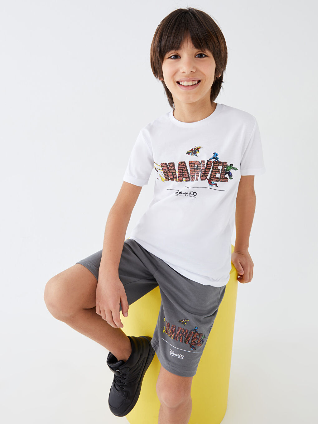 Beyaz Bisiklet Yaka Marvel Baskılı Kısa Kollu Erkek Çocuk Tişört