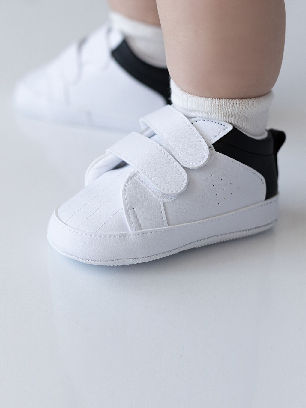 Beyaz Cırt Cırtlı Erkek Bebek Yürüme Öncesi Ayakkabısı