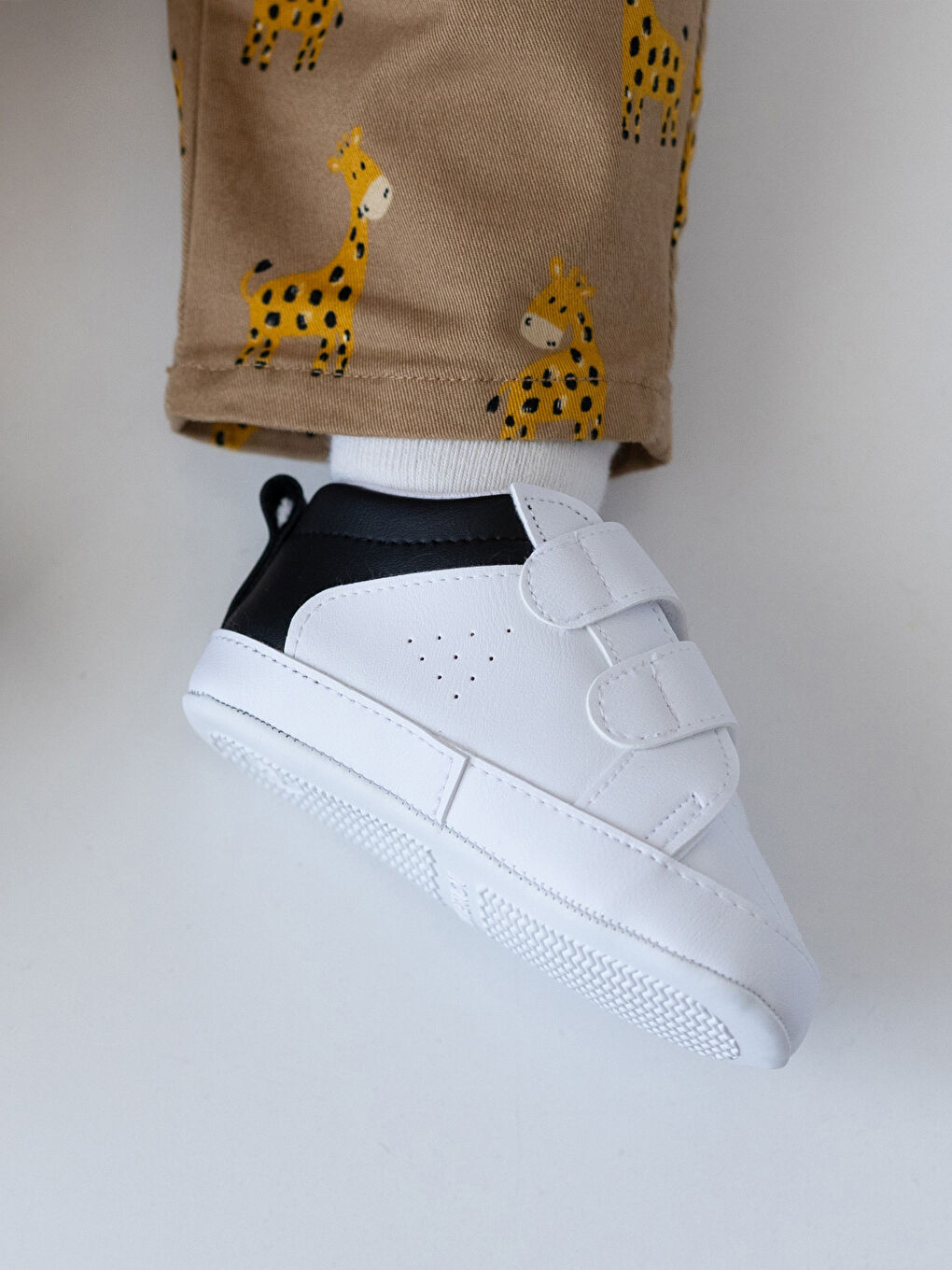 Beyaz Cırt Cırtlı Erkek Bebek Yürüme Öncesi Ayakkabısı-1