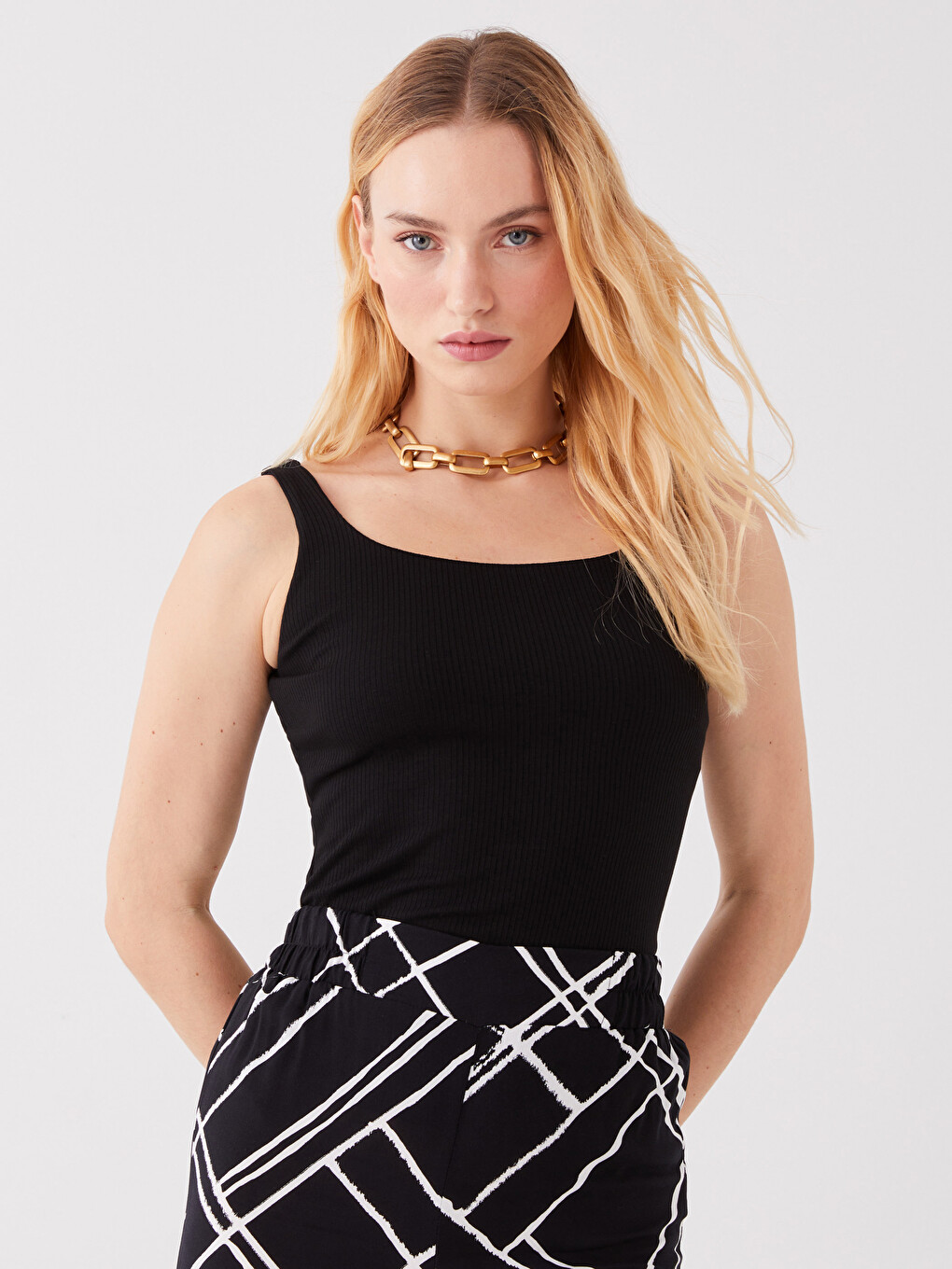 U Neck Plain Strappy Women's Tank Top-1