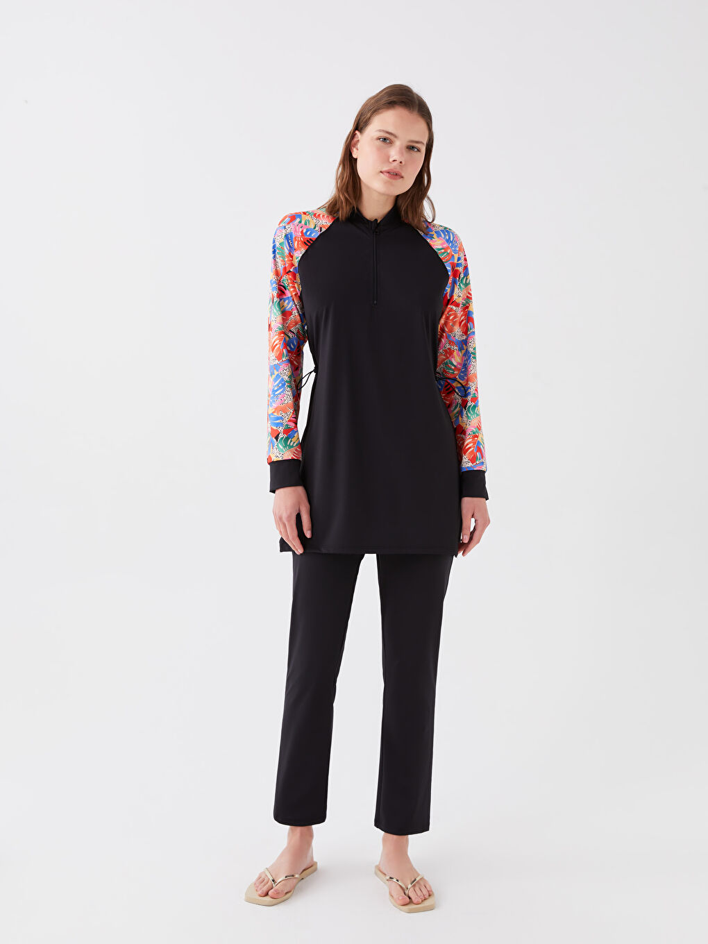 Siyah Dik Yaka Desenli Kadın Tesettür Mayo Takımı