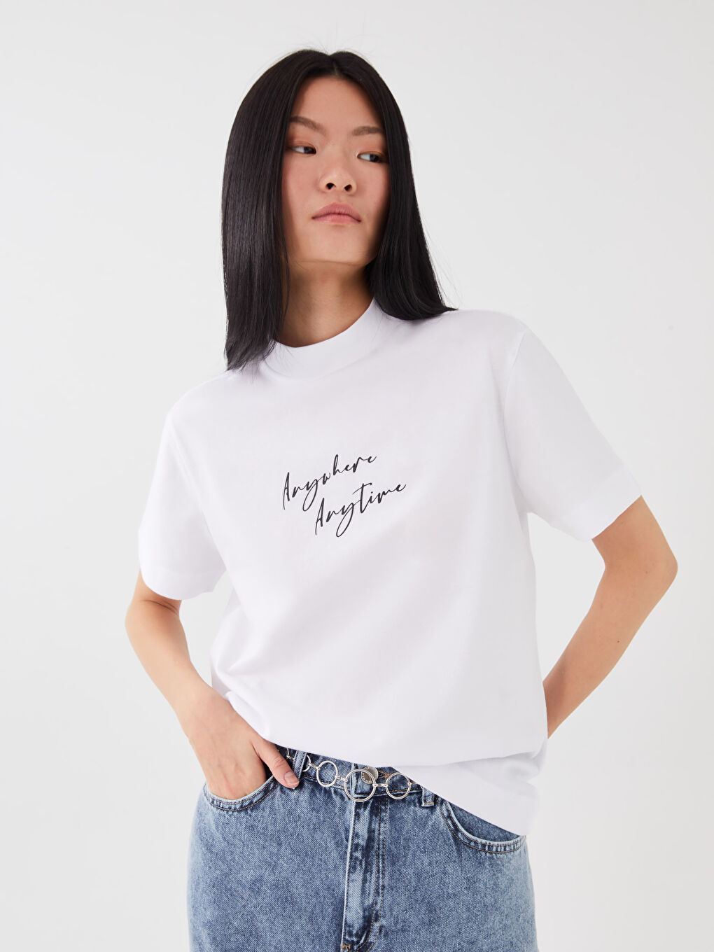 Beyaz Dik Yaka Baskılı Kısa Kollu Kadın Tişört