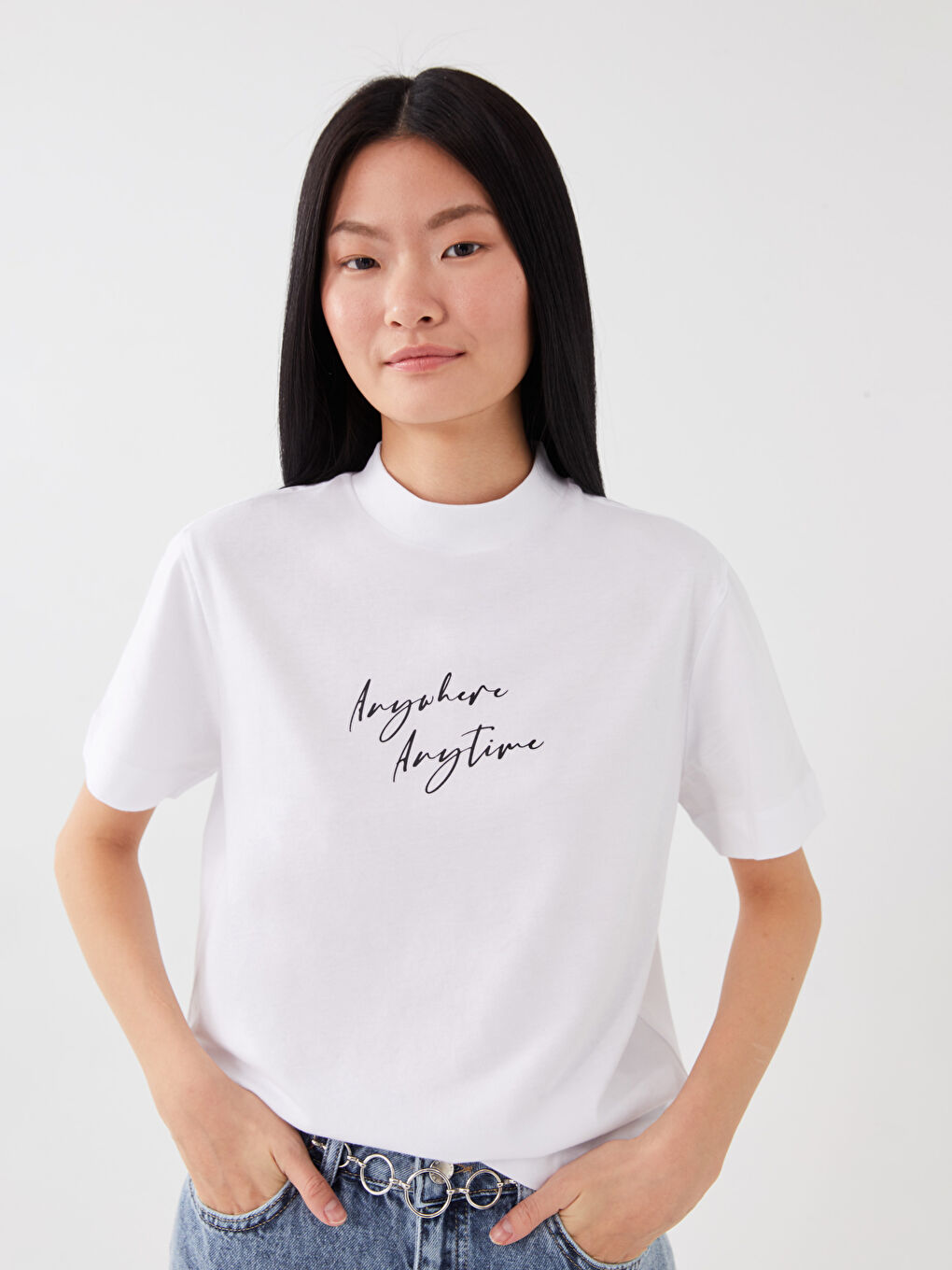 Beyaz Dik Yaka Baskılı Kısa Kollu Kadın Tişört-1