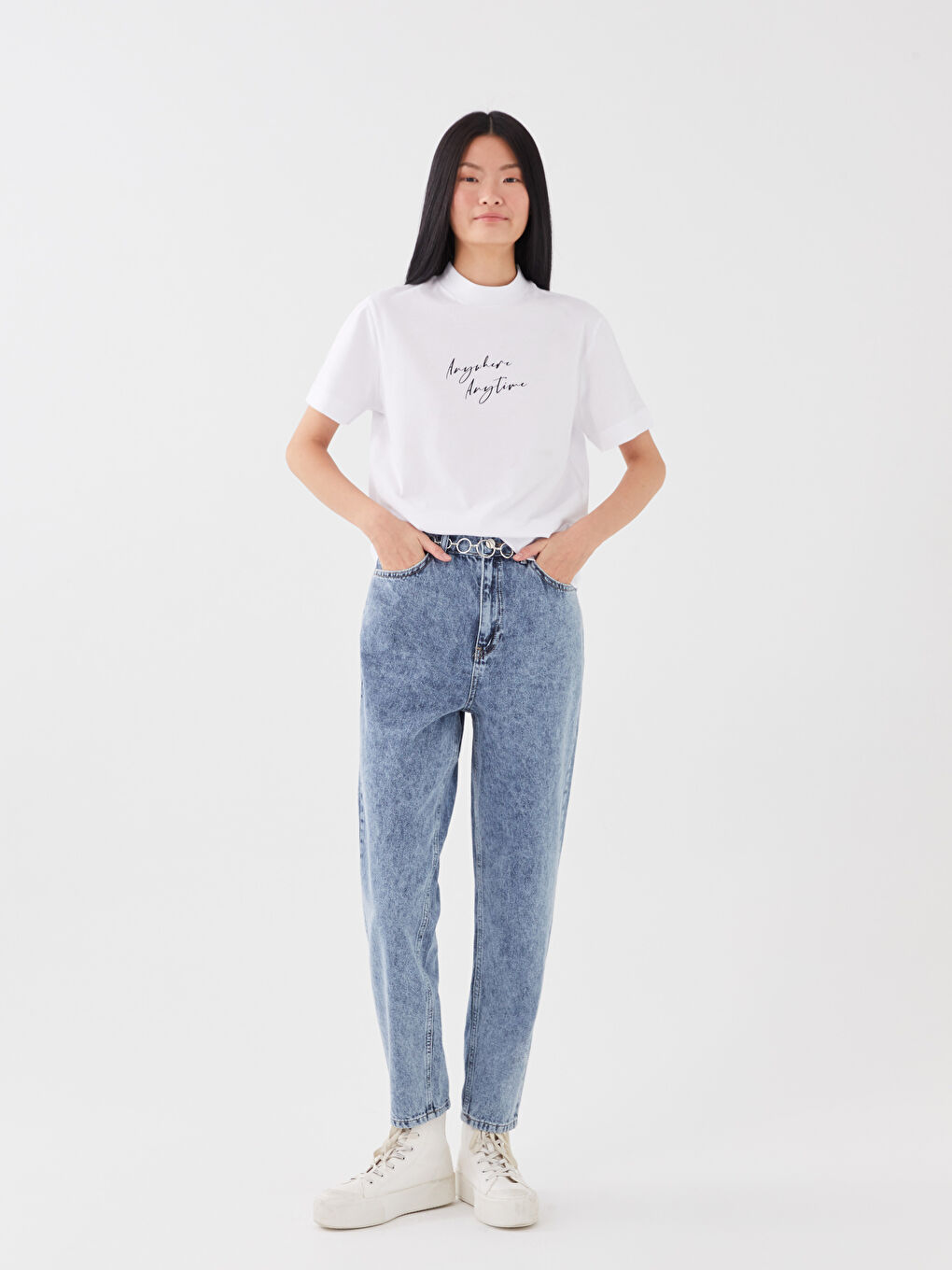 Beyaz Dik Yaka Baskılı Kısa Kollu Kadın Tişört-2