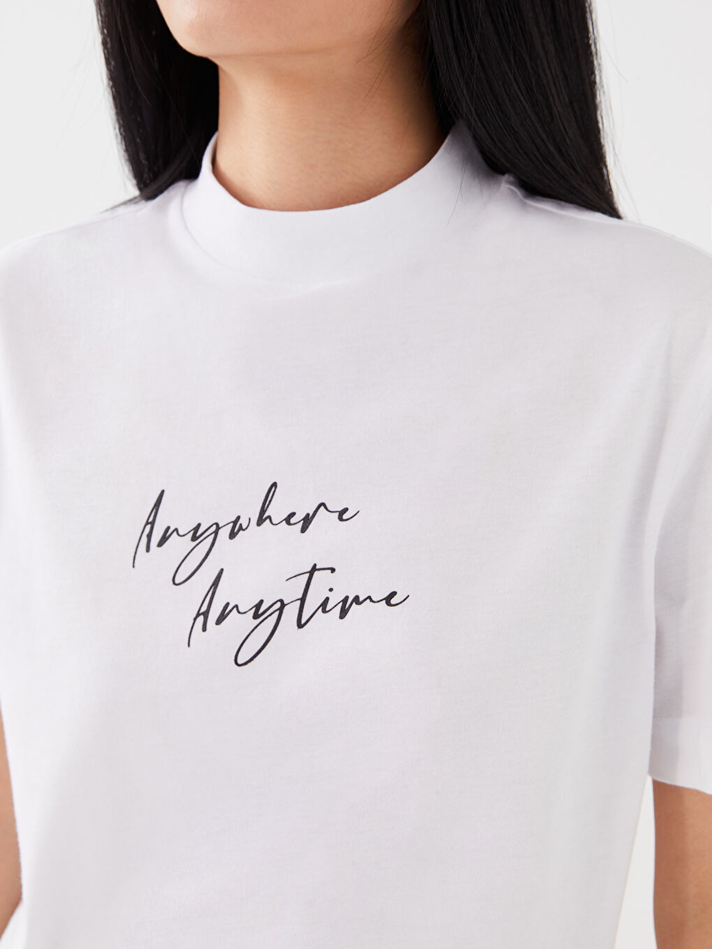 Beyaz Dik Yaka Baskılı Kısa Kollu Kadın Tişört-3