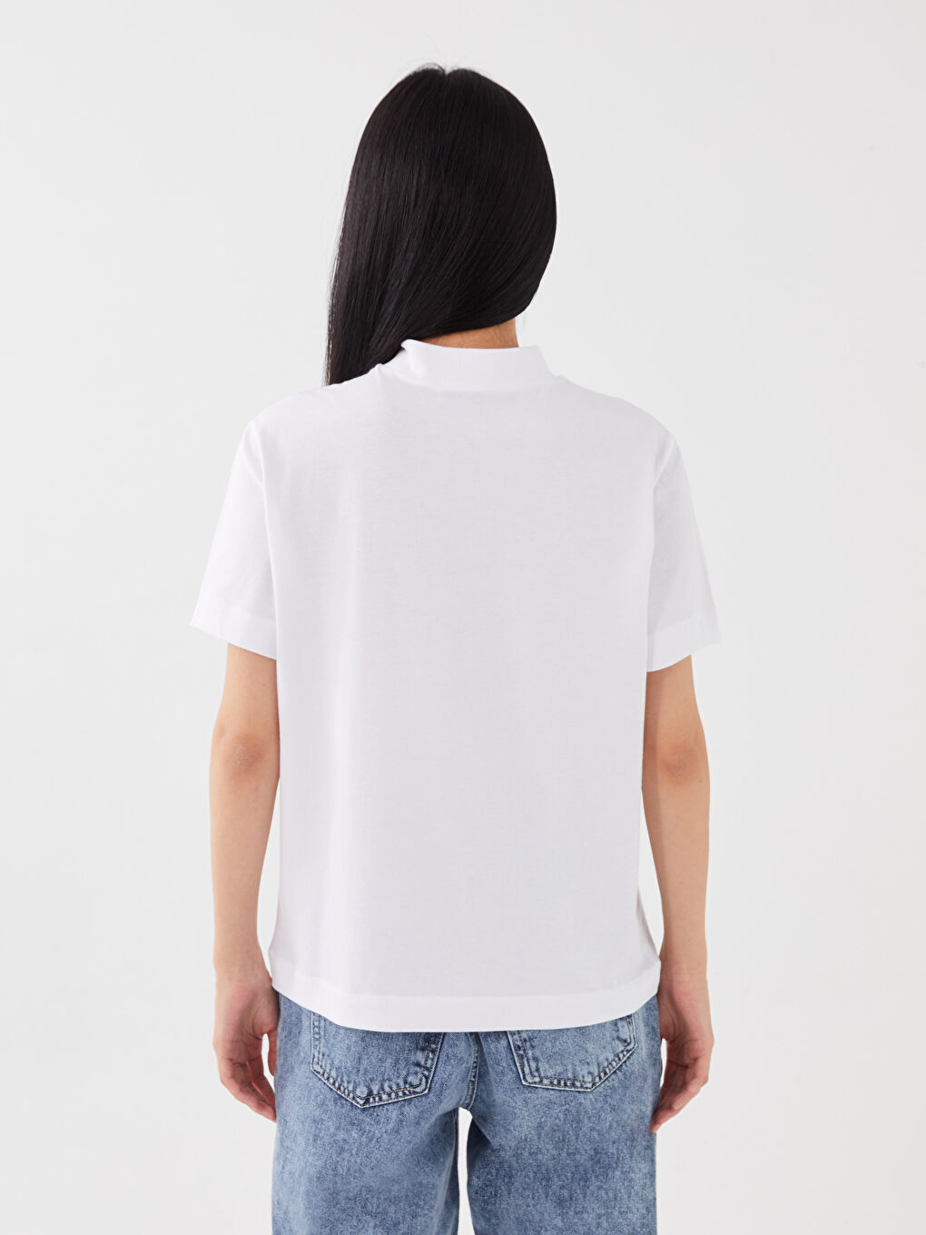 Beyaz Dik Yaka Baskılı Kısa Kollu Kadın Tişört-4