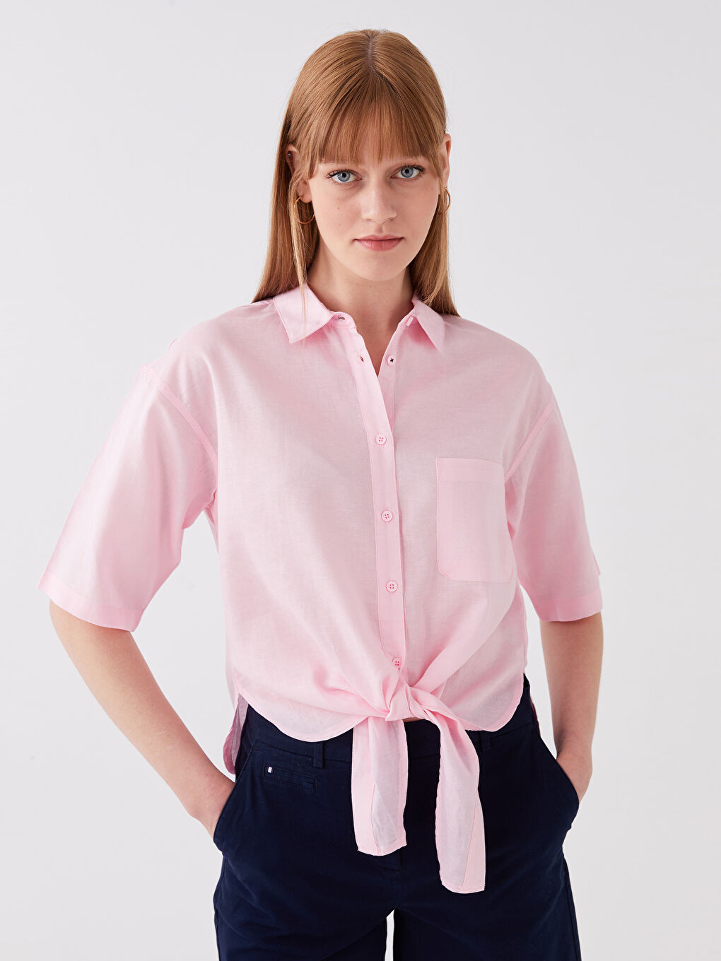 Chemise Unie à Manches Courtes Coupe Courte en Popeline pour Femmes