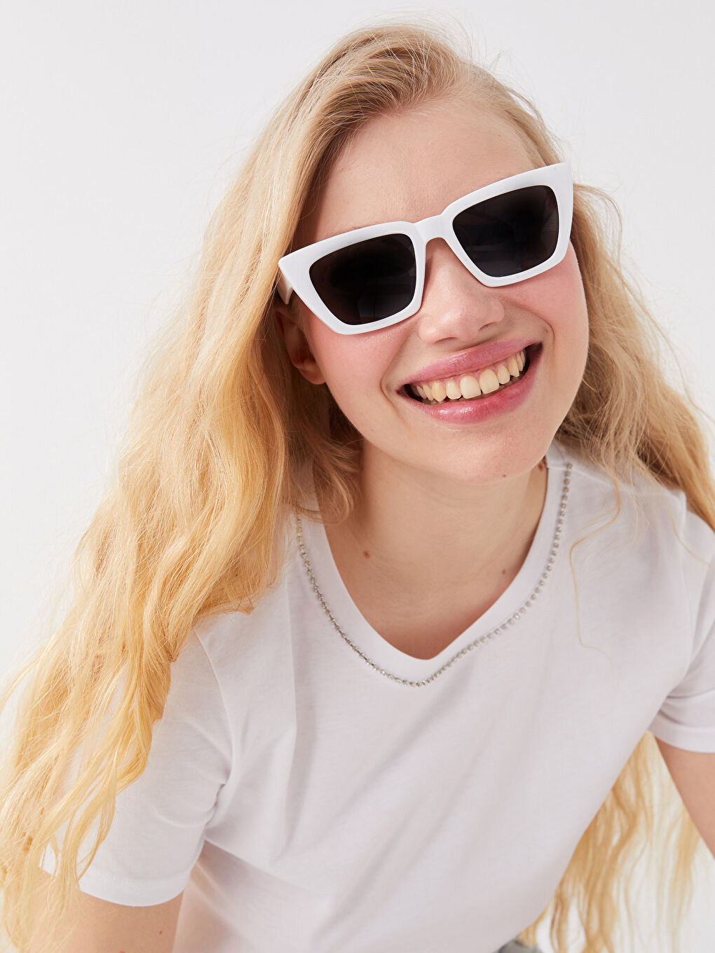 Beyaz Bisiklet Yaka Düz Kısa Kollu Kadın Tişört-1