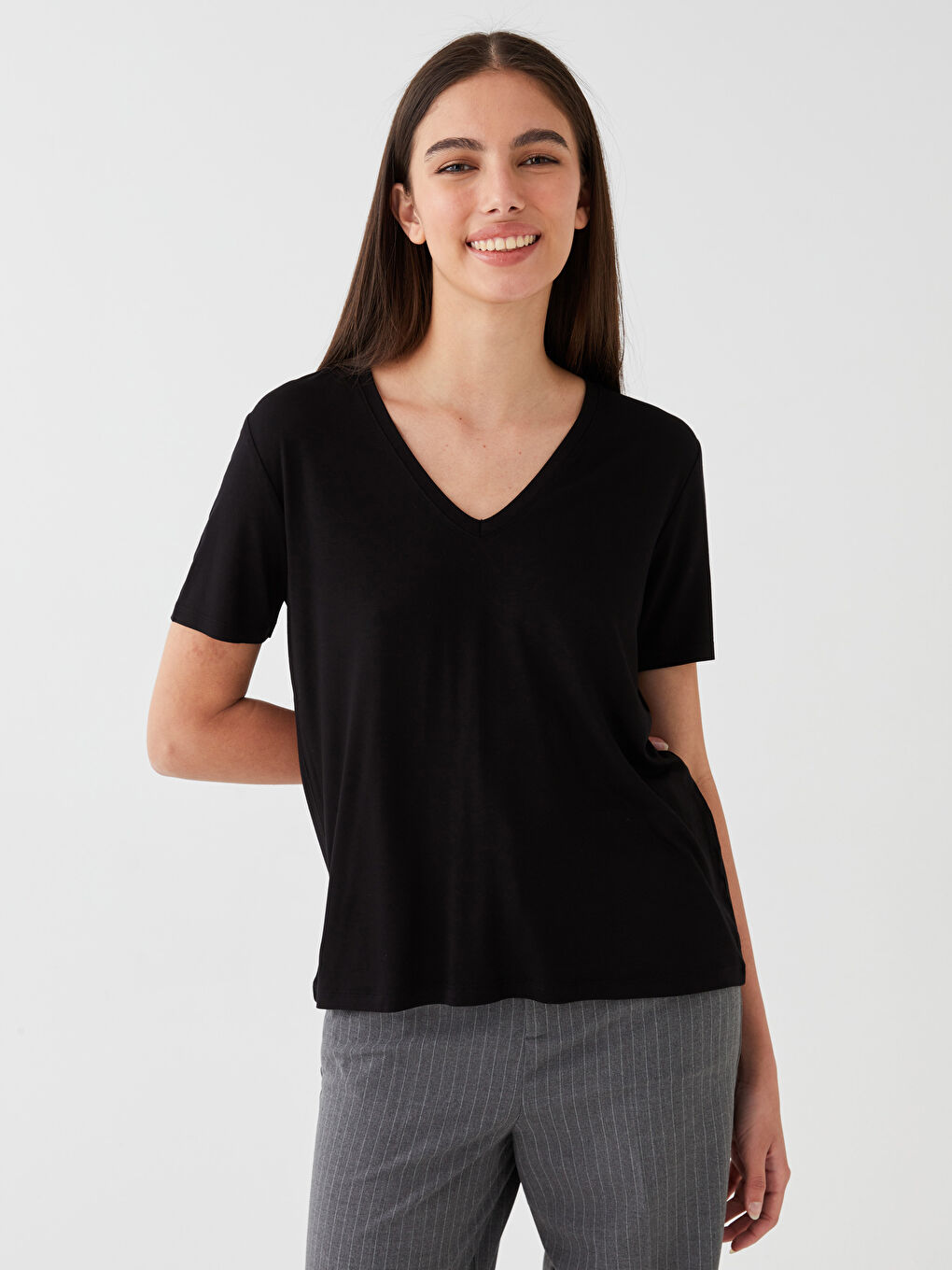 Siyah V Yaka Düz Kısa Kollu Kadın Tişört