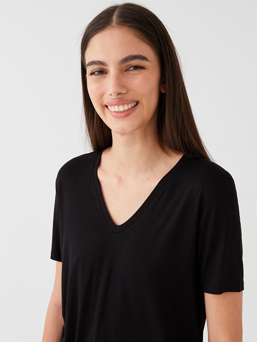 Siyah V Yaka Düz Kısa Kollu Kadın Tişört-1
