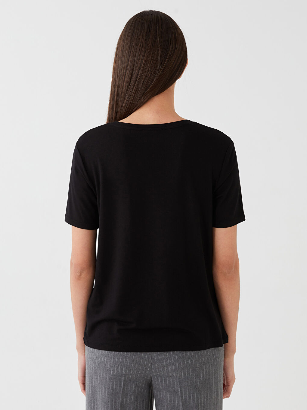 Siyah V Yaka Düz Kısa Kollu Kadın Tişört-4