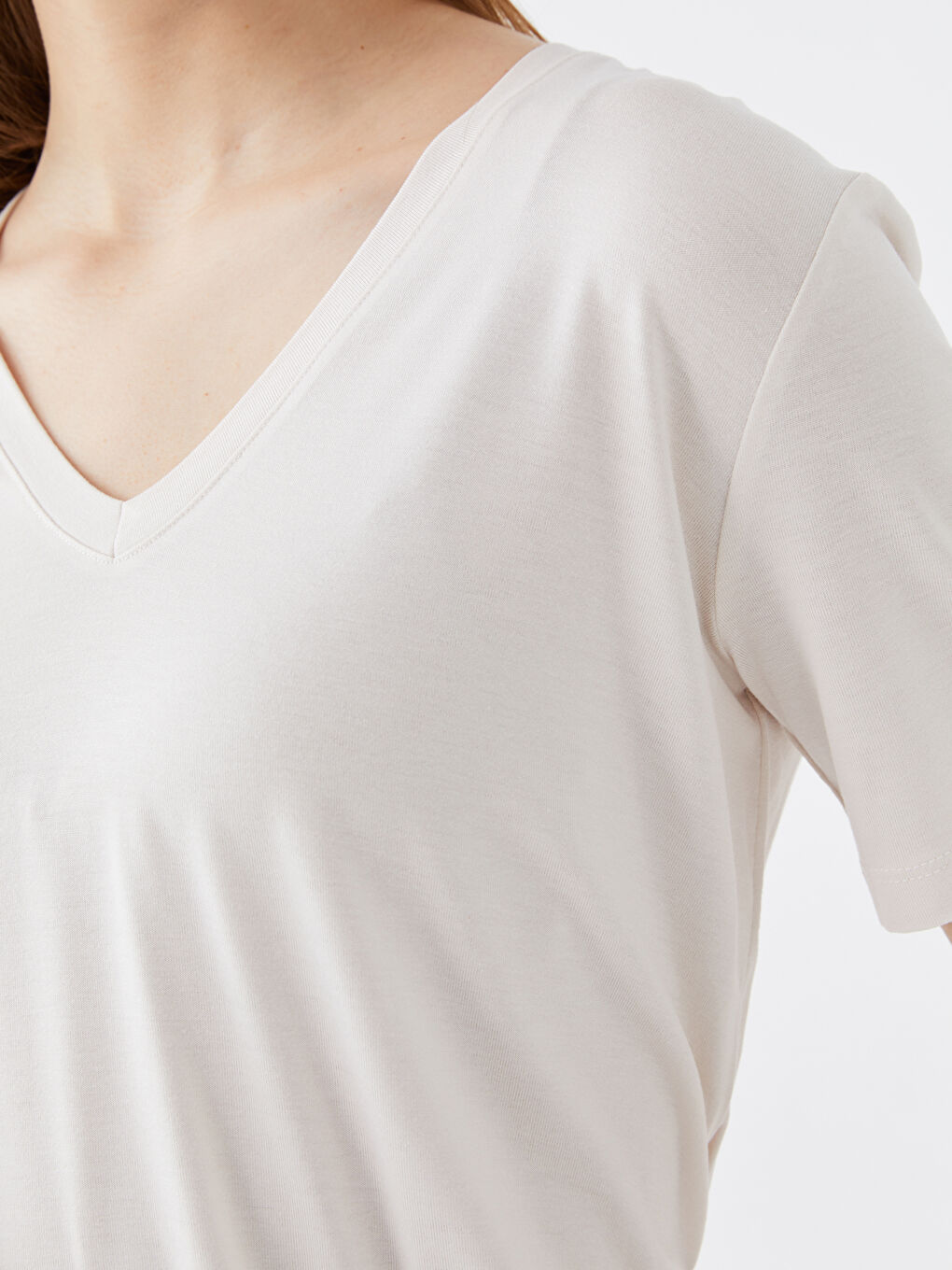 Ekru V Yaka Düz Kısa Kollu Kadın Tişört-3