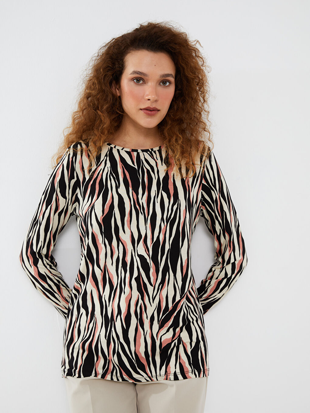 Pembe Bisiklet Yaka Desenli Uzun Kollu Kadın Tişört