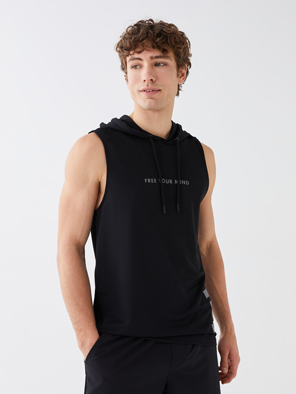 Siyah Kapüşonlu Baskılı Erkek Kolsuz Tişört