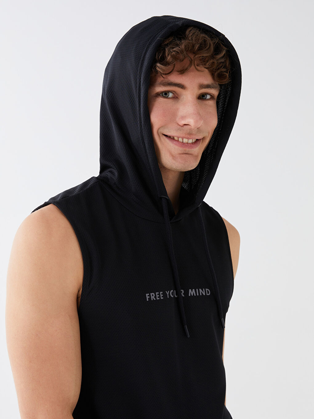 Siyah Kapüşonlu Baskılı Erkek Kolsuz Tişört-2