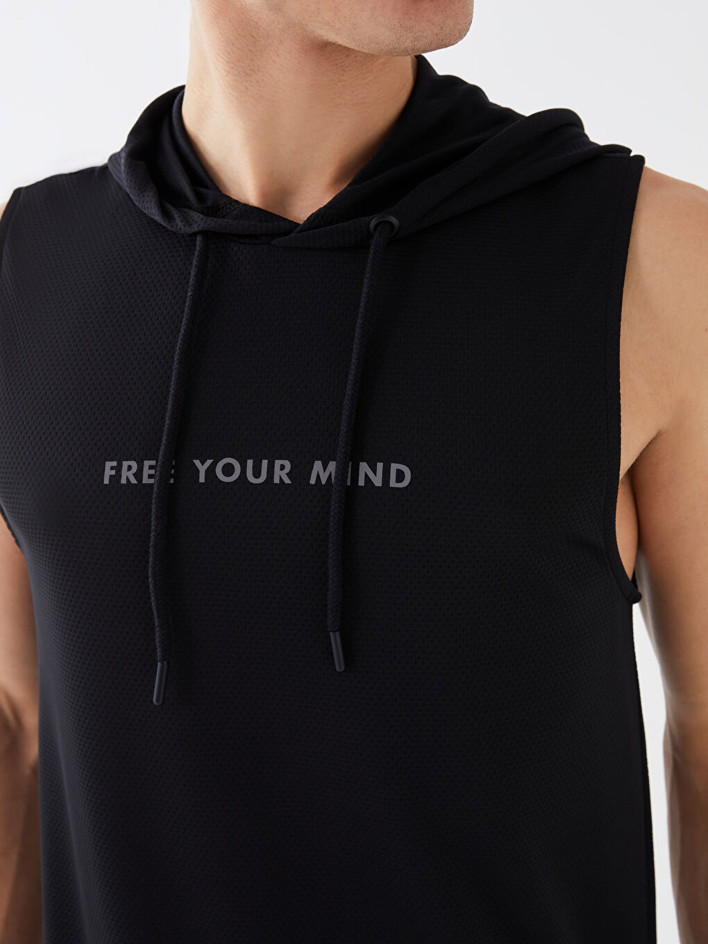 Siyah Kapüşonlu Baskılı Erkek Kolsuz Tişört-3