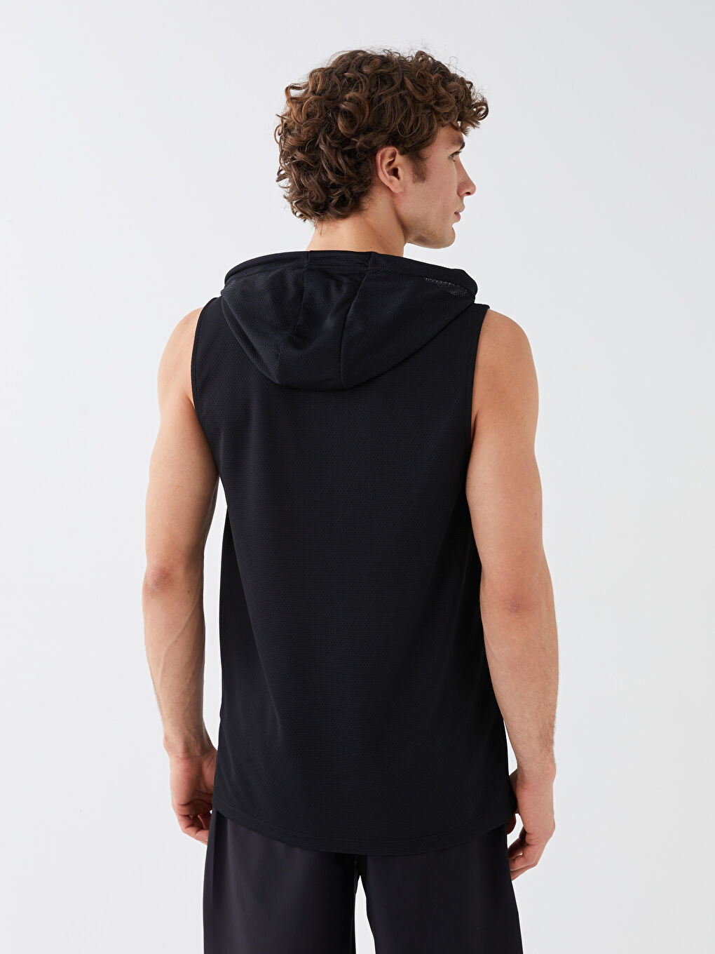 Siyah Kapüşonlu Baskılı Erkek Kolsuz Tişört-4