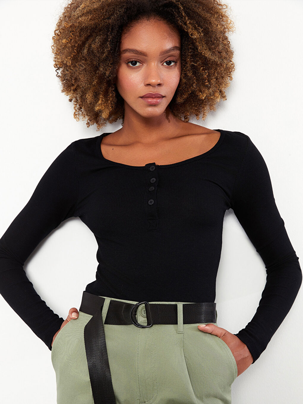 Siyah U Yaka Düz Uzun Kollu Kadın Tişört