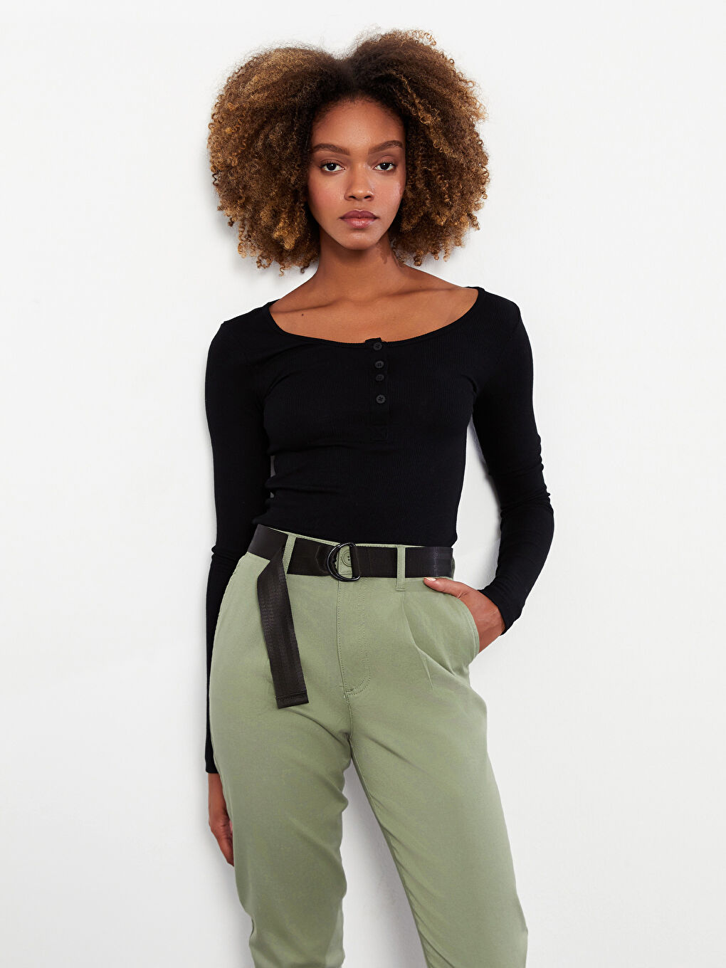 Siyah U Yaka Düz Uzun Kollu Kadın Tişört-1