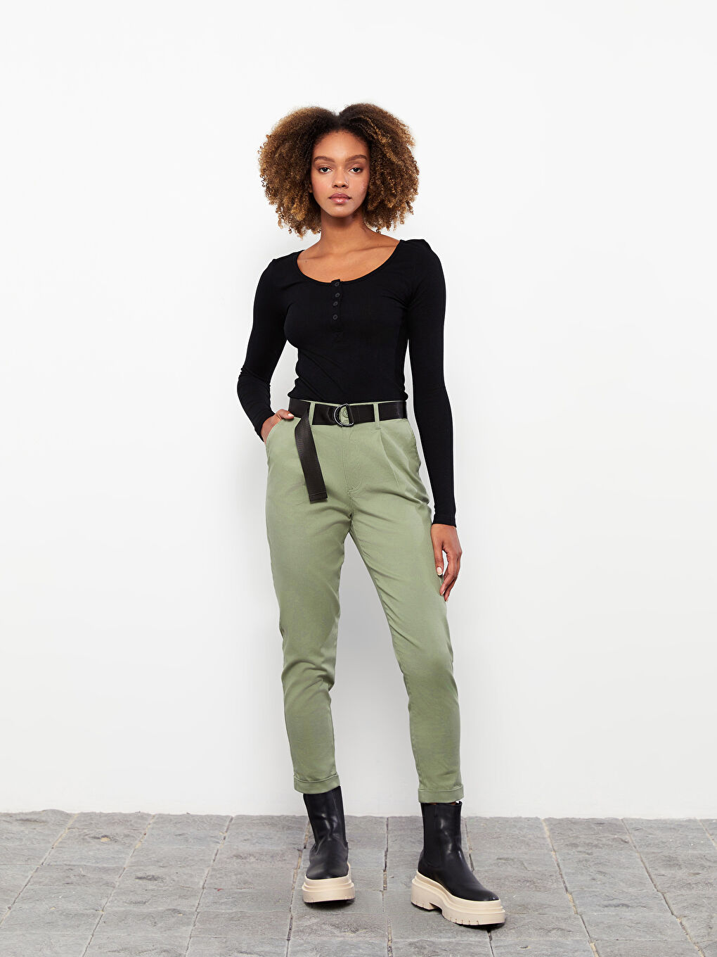 Siyah U Yaka Düz Uzun Kollu Kadın Tişört-2