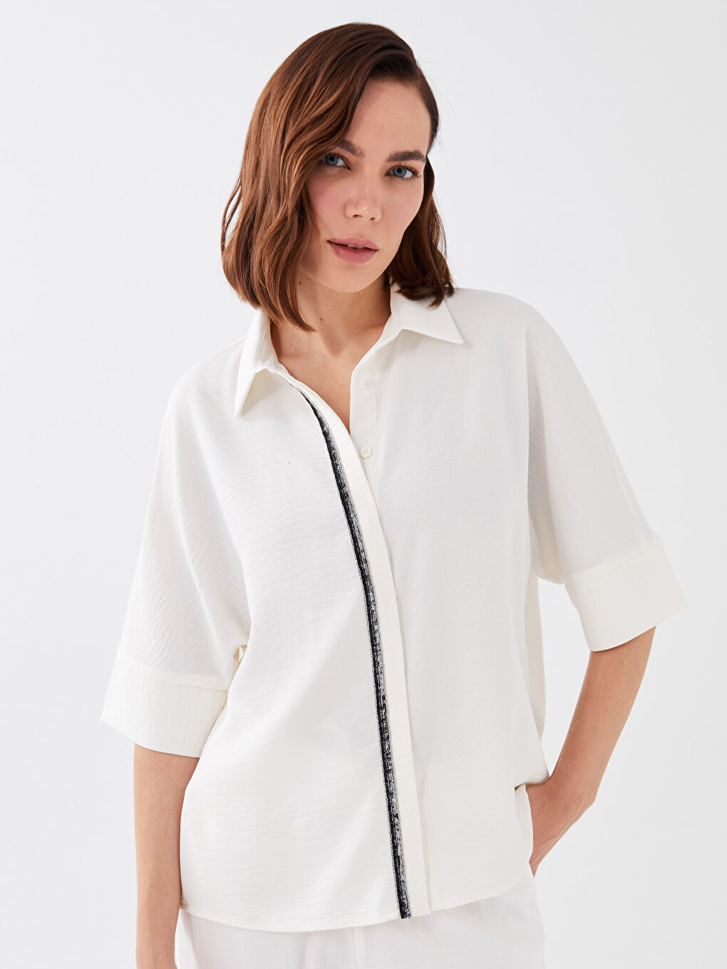 Beyaz Parlak Biye Detaylı Kadın Aerobin Gömlek
