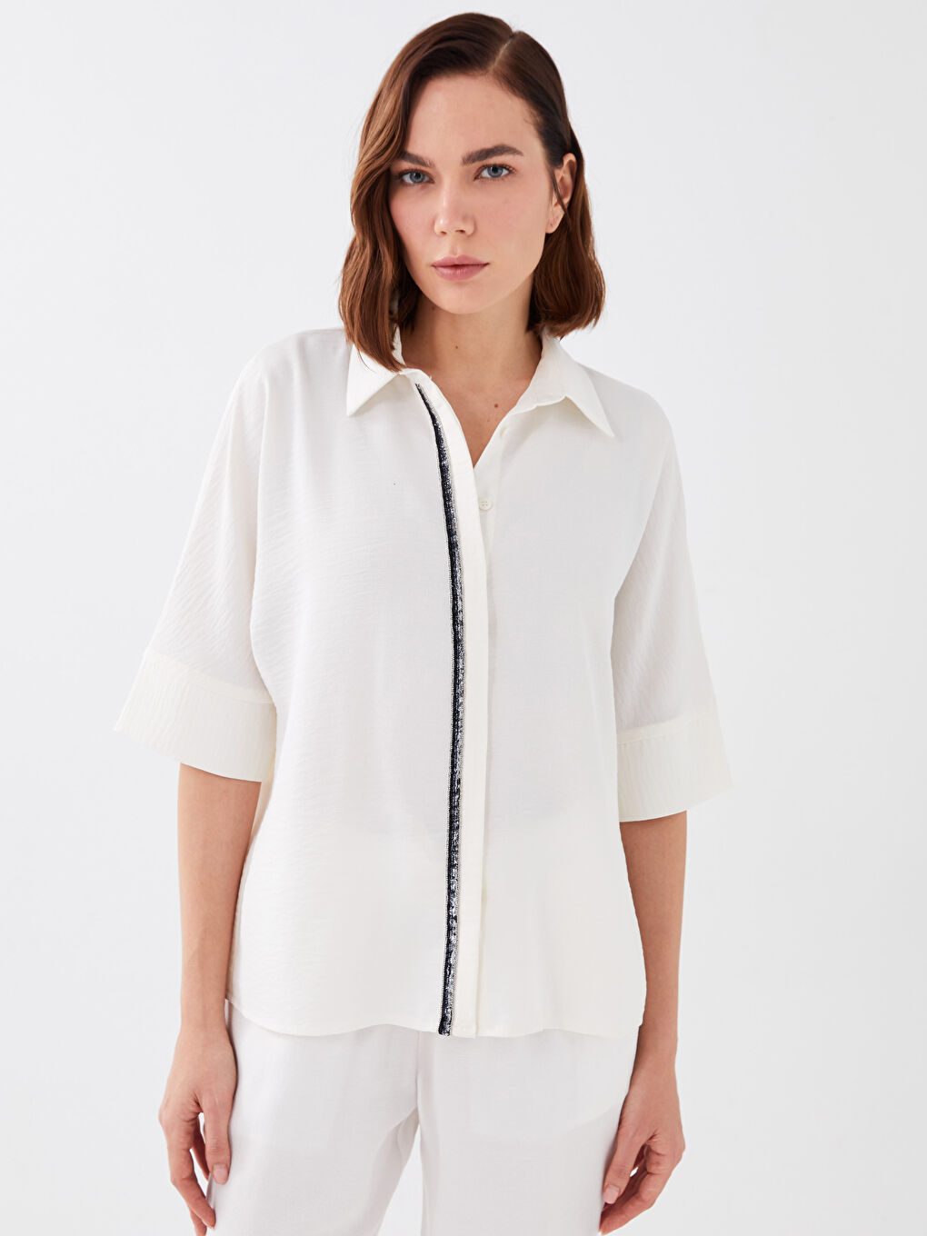 Beyaz Parlak Biye Detaylı Kadın Aerobin Gömlek-1