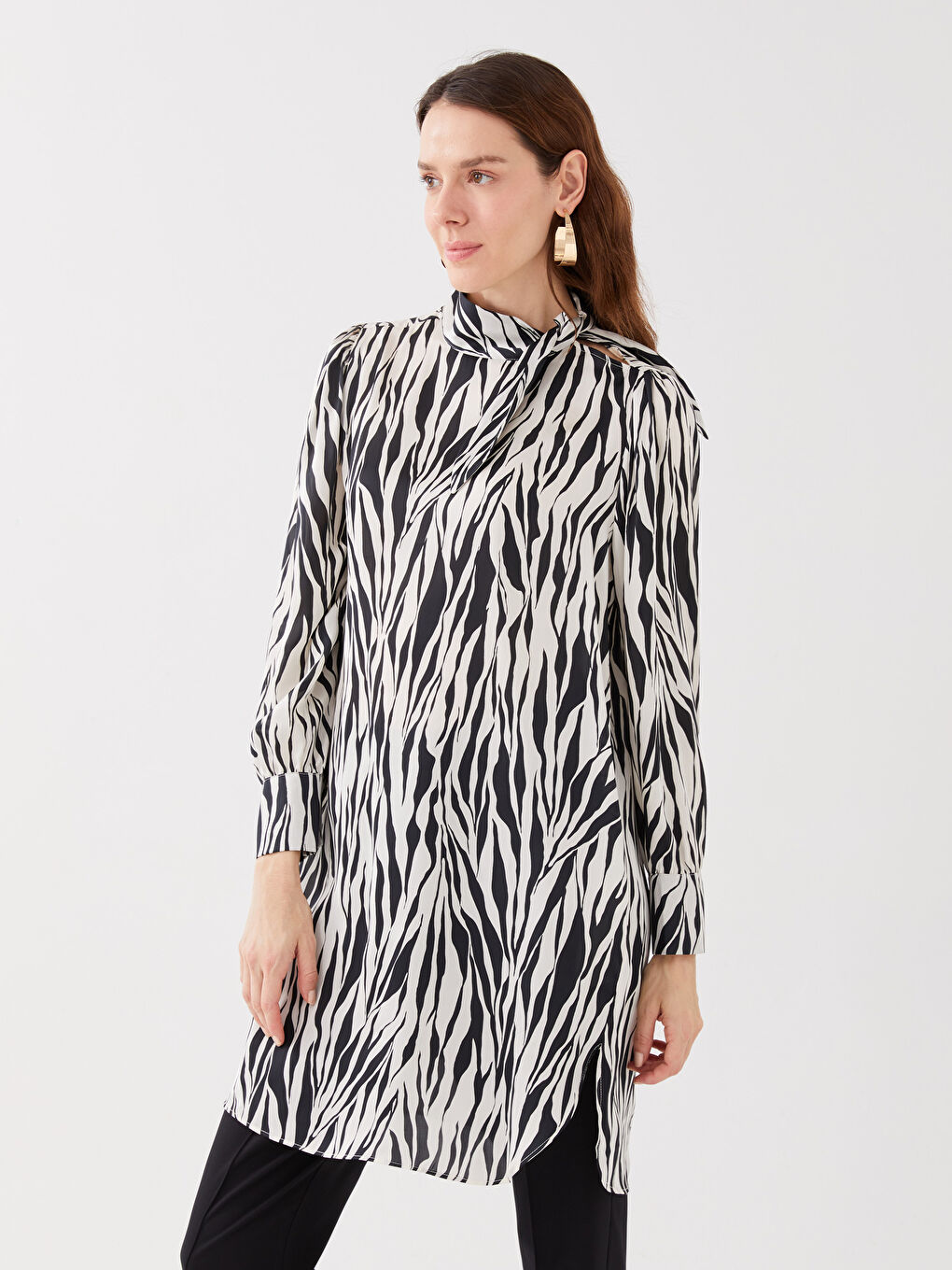 Siyah Bağlamalı Yaka Desenli Kadın Saten Tunik