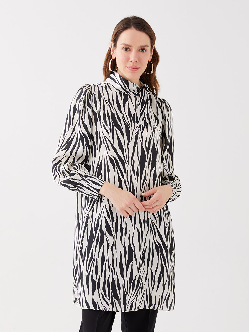 Siyah Bağlamalı Yaka Desenli Kadın Saten Tunik-1